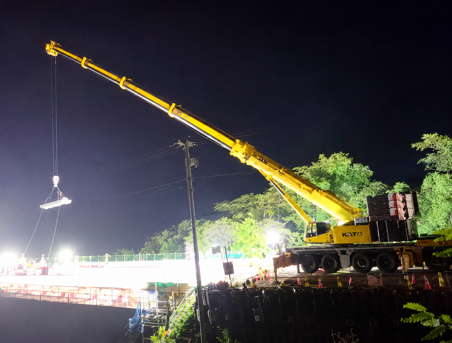 夜間橋梁架設工事
